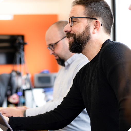 smiling-employees-in-meeting